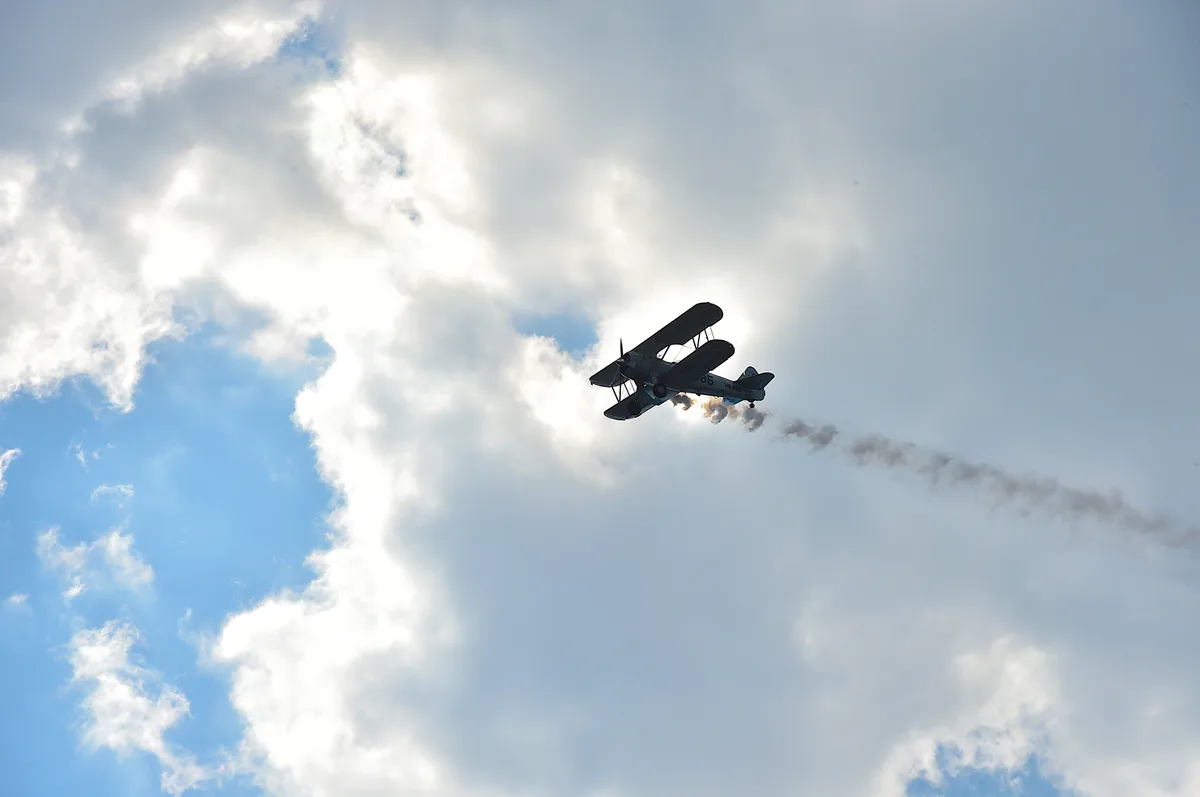 Ein altes Flugzeug am Himmel.